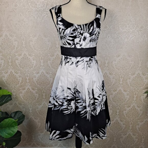 WHMB Size 2 Black And White Fit and Flare Dress Wide Straps Defined Waist NWT - Picture 1 of 16